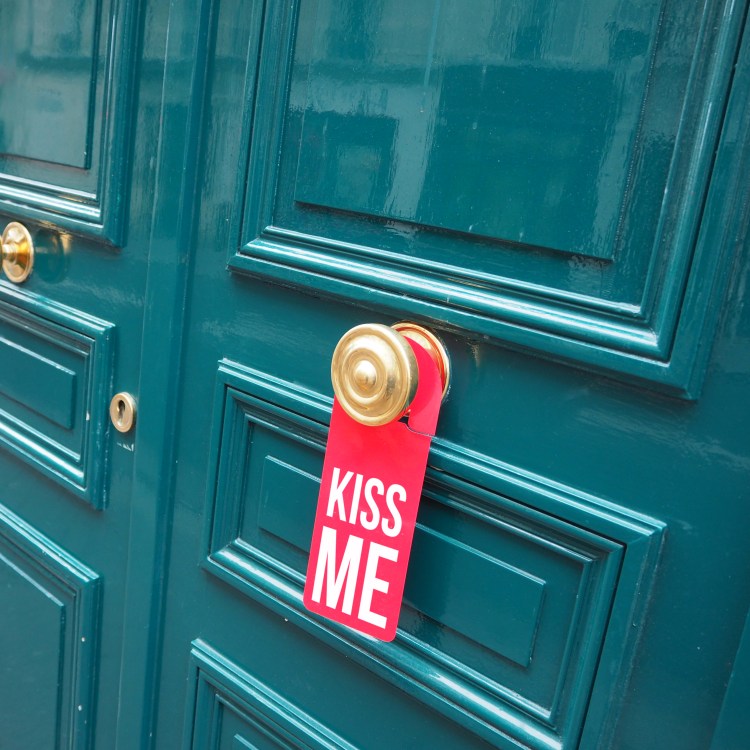 Door hanger « Kiss me » – Paris – 2016 – Le Sonneur
