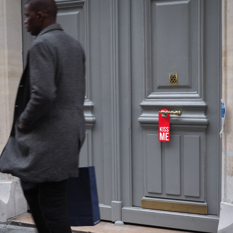 Door hanger « Kiss me » – Paris – 2016 – Le Sonneur