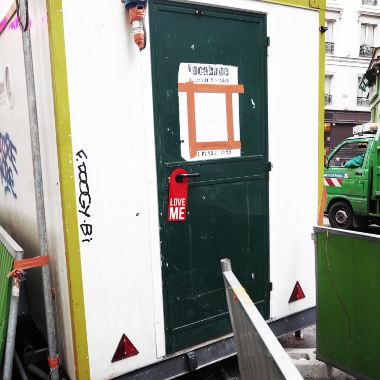 Door hanger « Love me » – Paris – 2016 – Le Sonneur
