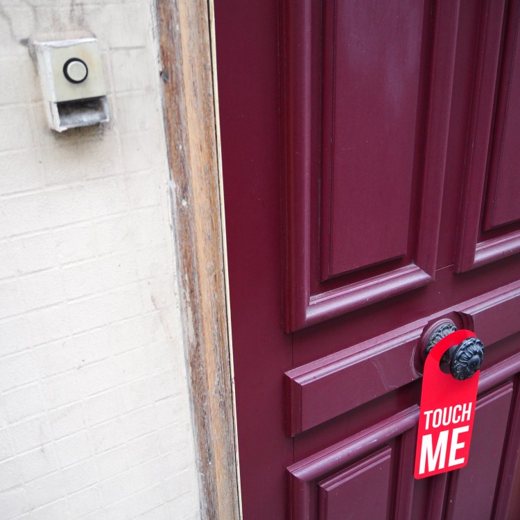Door hanger « Touch me » – Paris – 2016 – Le Sonneur