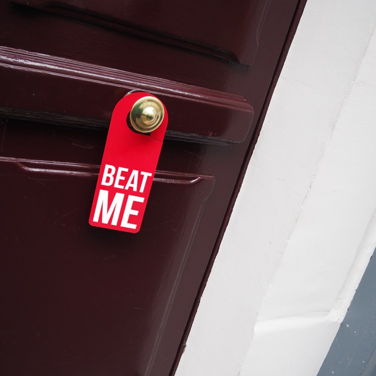 Door hanger « Beat me » – Paris – 2016 – Le Sonneur