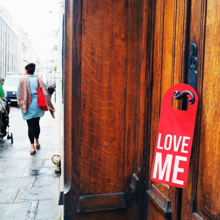Door hanger « Love me » – Paris – 2016 – Le Sonneur