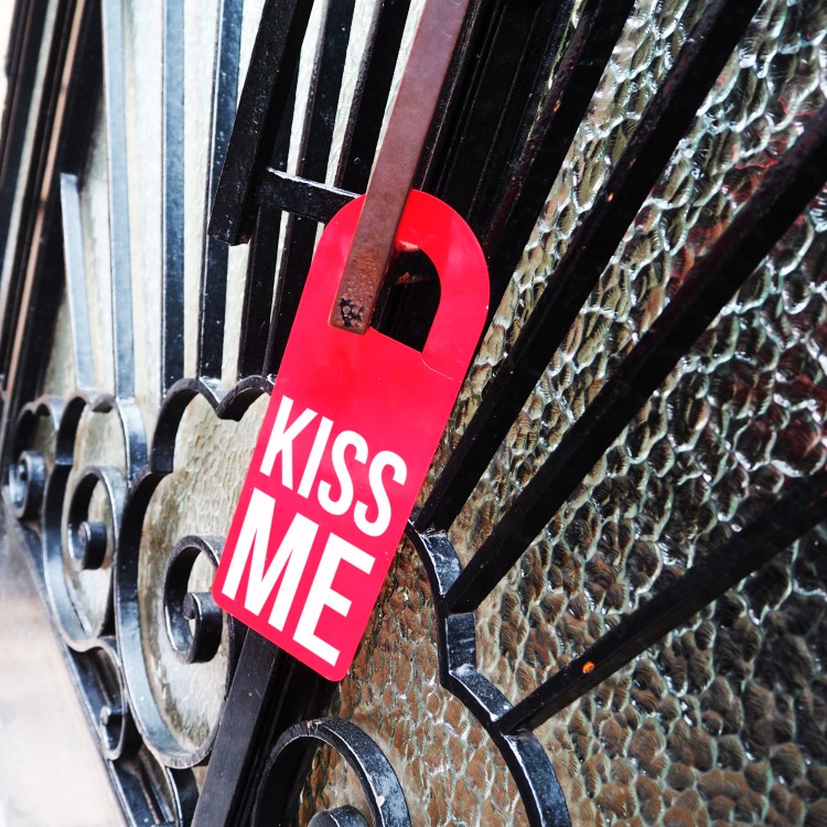 Door hanger « Kiss me » – Paris – 2016 – Le Sonneur
