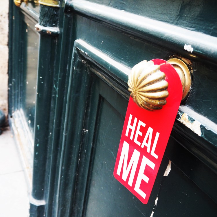 Door hanger « Heal me » – Paris – 2016 – Le Sonneur
