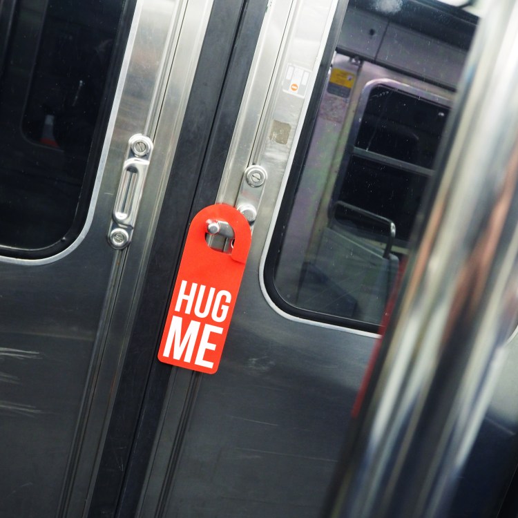 Door hanger « Hug me » – Paris – 2016 – Le Sonneur