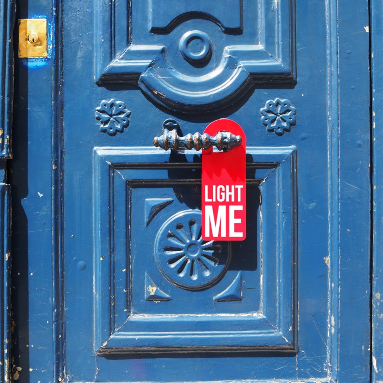 Door hanger « Light me » – Paris – 2016 – Le Sonneur