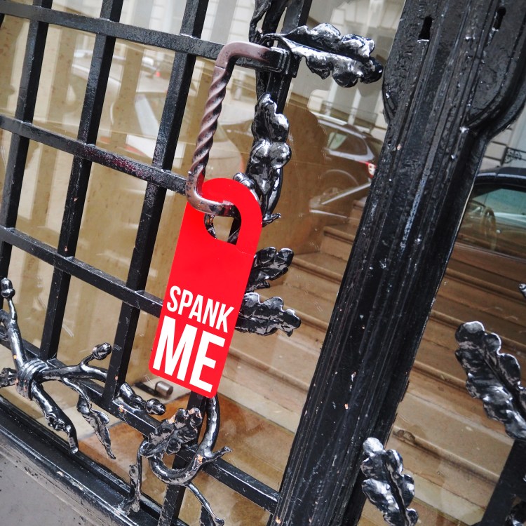 Door hanger « Spank me » – Los Angeles – 2016 – Le Sonneur