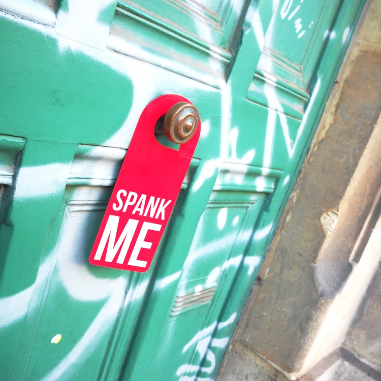Door hanger « Spank me » – Paris – 2016 – Le Sonneur