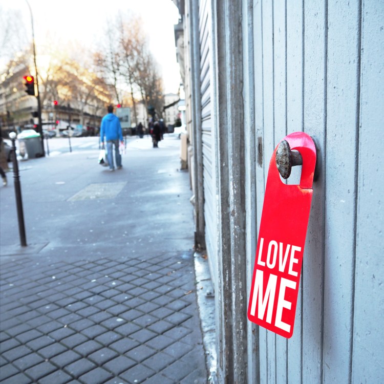 Door hanger « Love me » – Paris – 2016 – Le Sonneur