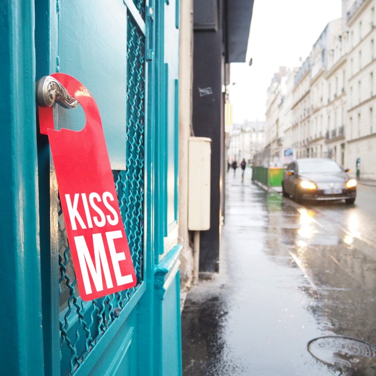 Door hanger « Kiss me » – Paris – 2017 – Le Sonneur