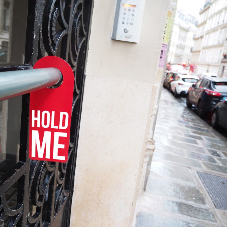 Door hanger « Hold me » – Paris – 2017 – Le Sonneur