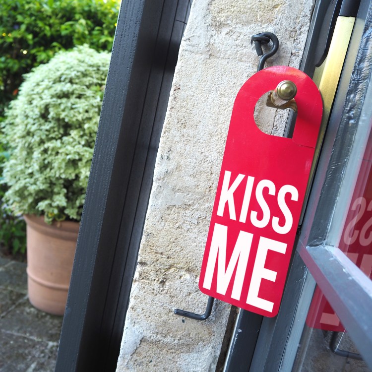 Door hanger « Kiss Me » – Baumanière Les Baux de Provence – 2017 – Le Sonneur